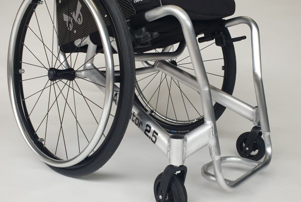 Australische persoon krullen Pekkadillo TNS revalidatie service is een bedrijf dat (sport) rolstoelen op maat maakt.